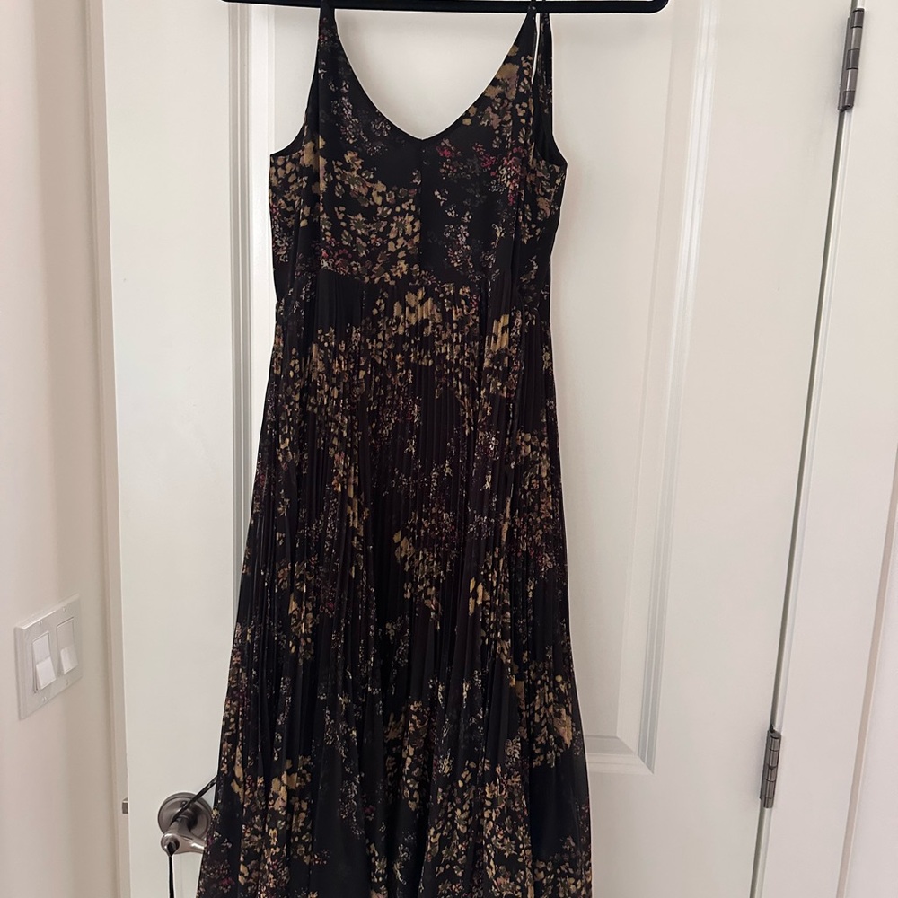 Elegant Black and Gold Maxi Dress - Picture 4 of 4
